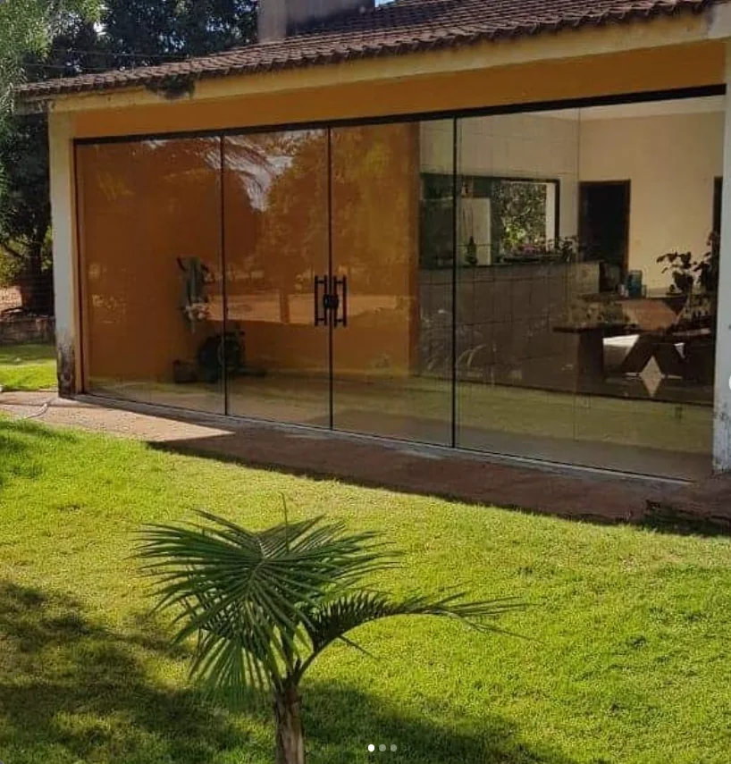 Fechamento em vidro temperado de varanda e área de convivência